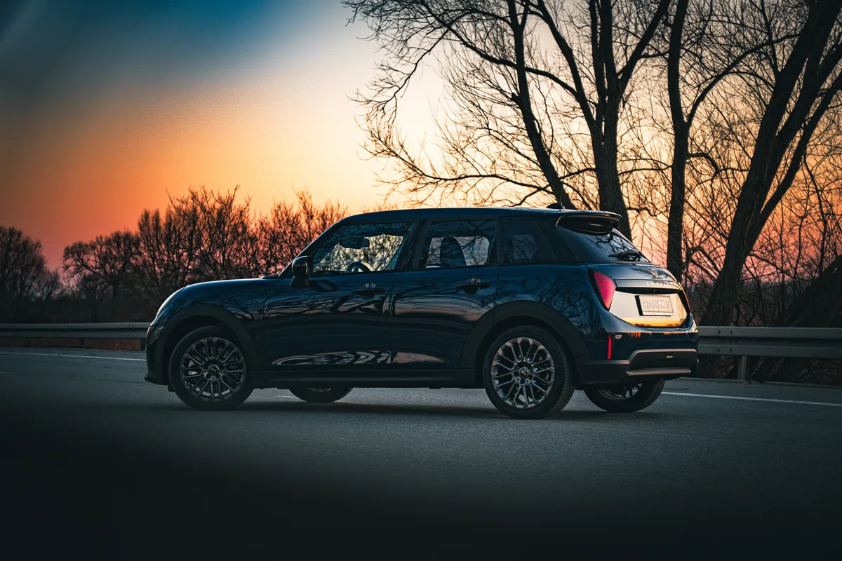 MINI Cooper S z profilu o zachodzie słońca