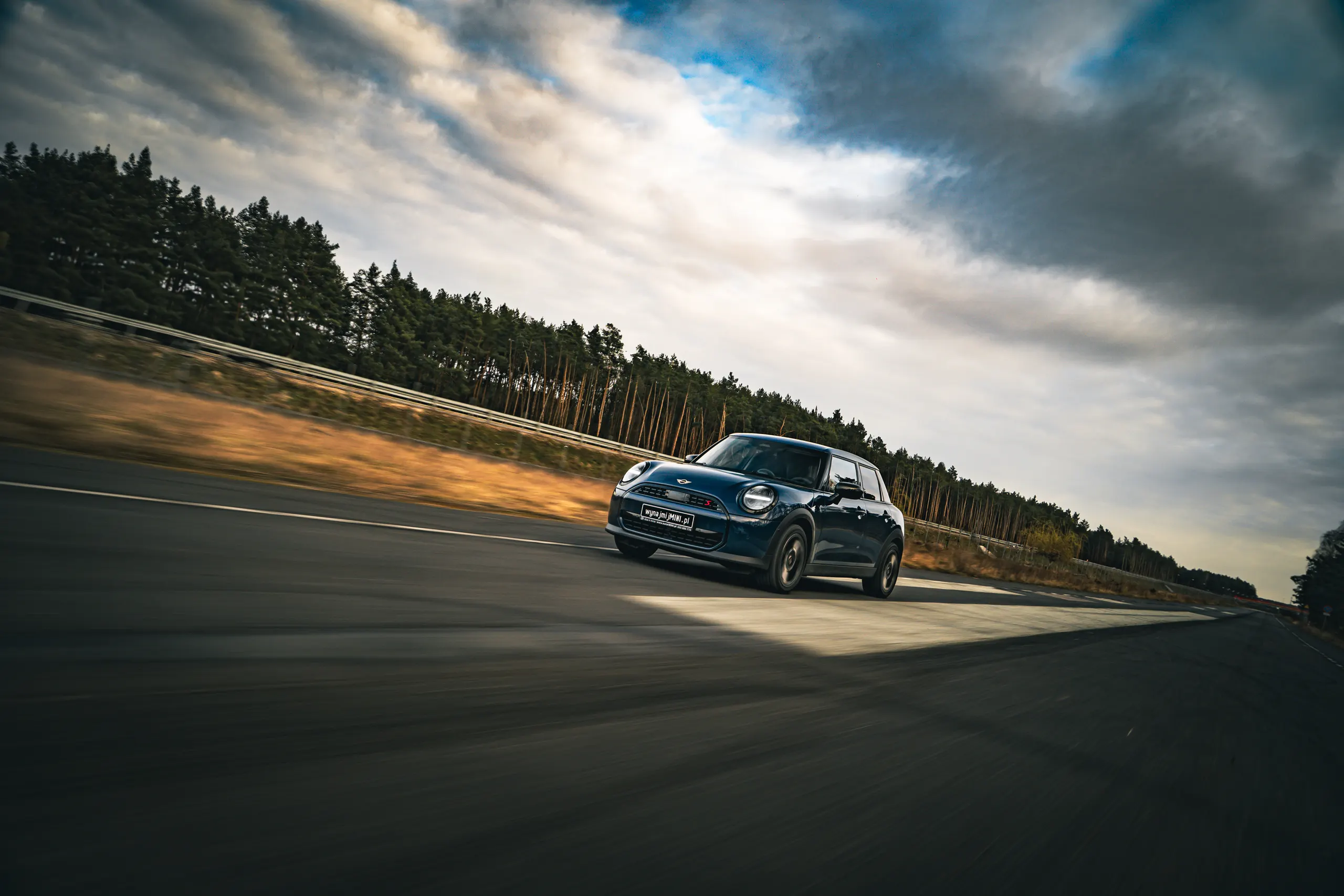 MINI Cooper S w trasie na tle dramatycznego nieba