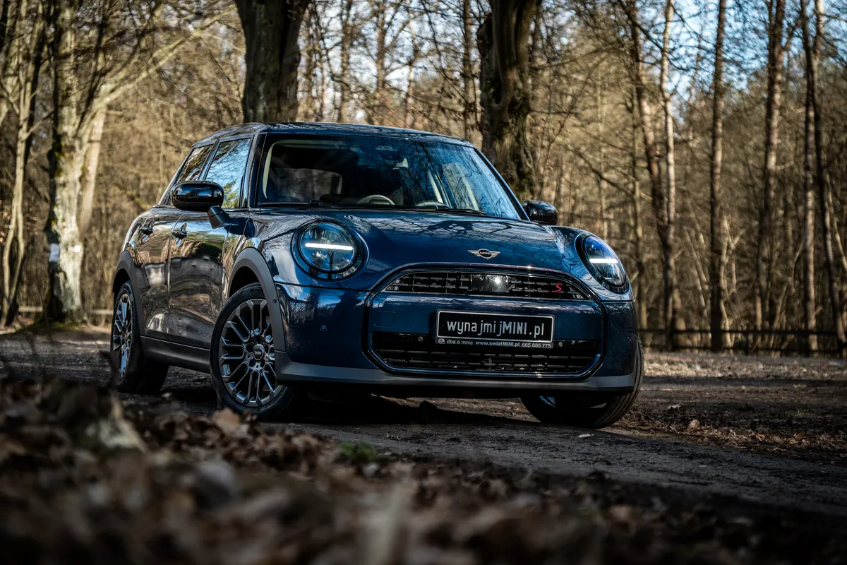 MINI Cooper S w trasie na tle dramatycznego nieba