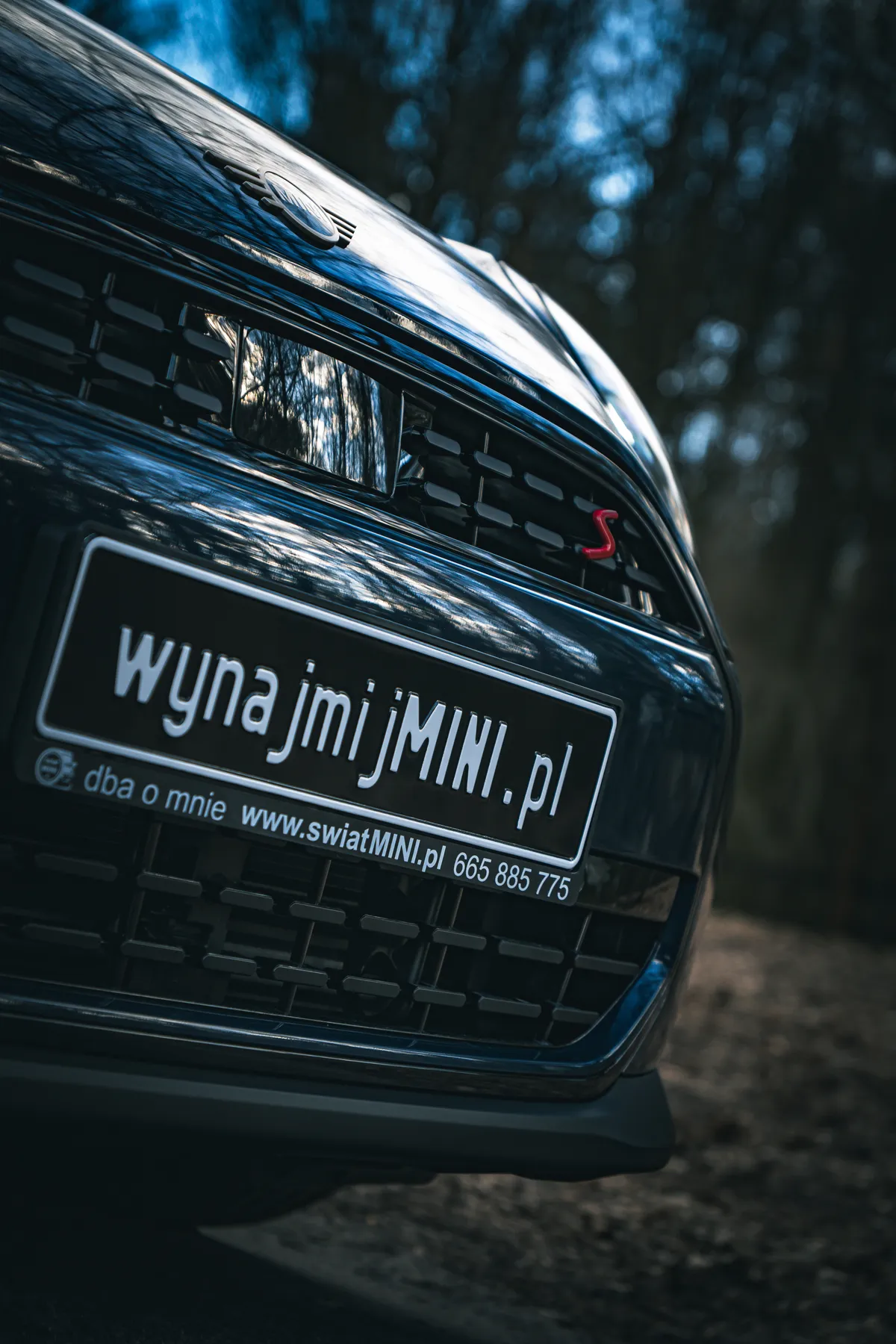 MINI z tablicą wynajmijMINI.pl - auto wypożyczalni Świat MINI